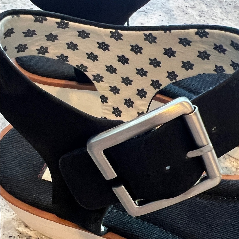 Ellen Degeneres Black Leather and White Wedge Sandals 7 - Picture 10 of 11